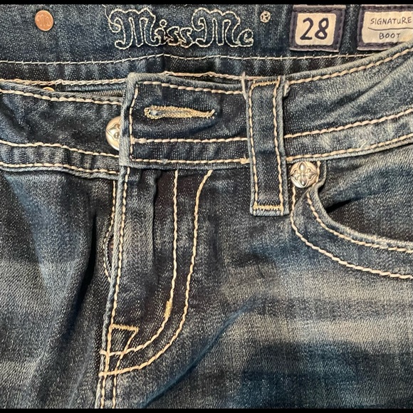 ❌Sold❌Miss Me, distressed style, signature boot cut jeans. Like new condition - Picture 14 of 15